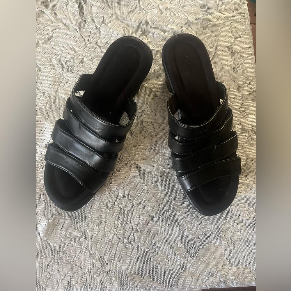 Black Slip On Sabdals wit 2.5 inch heel